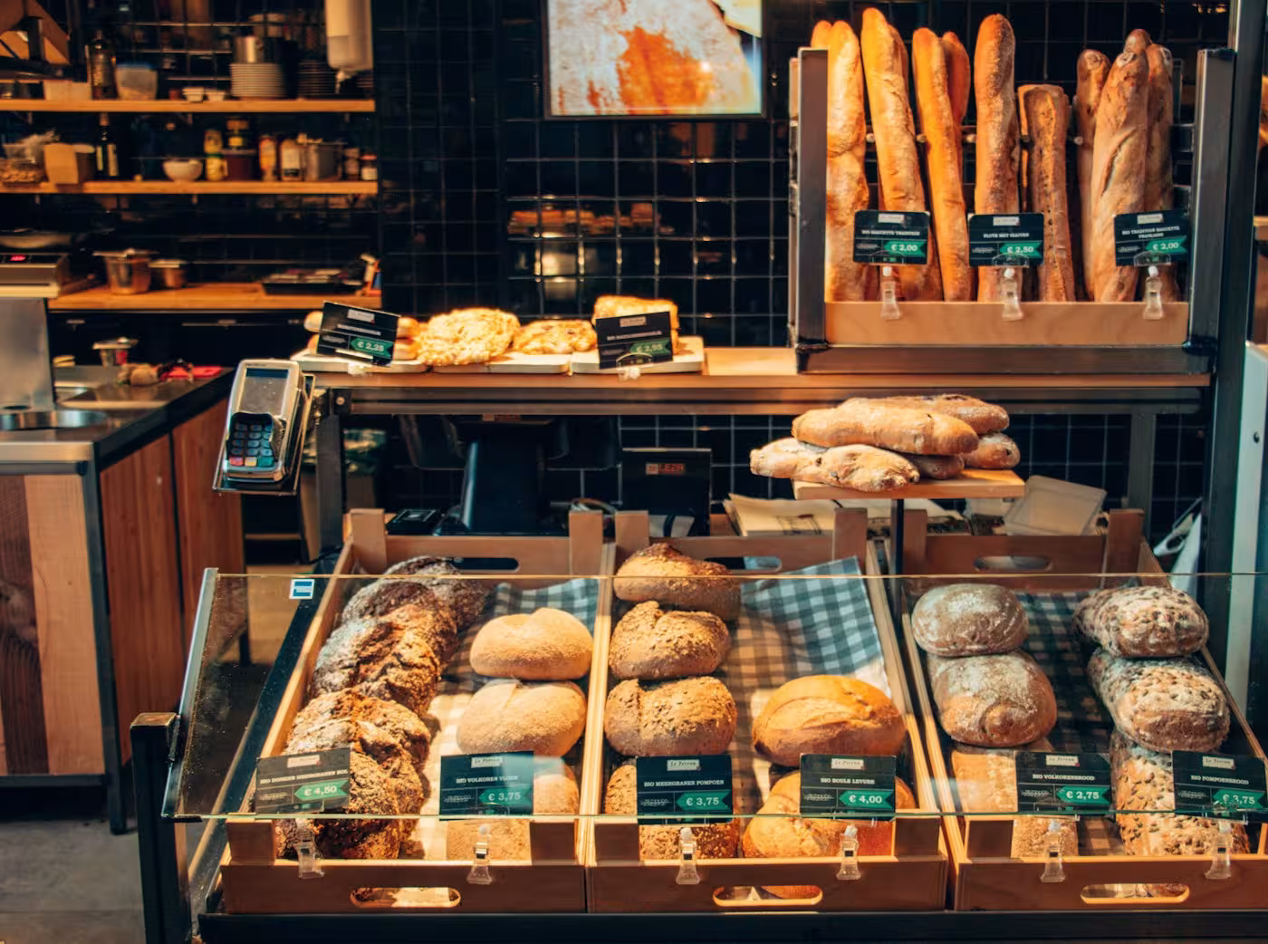 Intérieur d'une boulangerie artisanale, baguettes et pains en présentoir